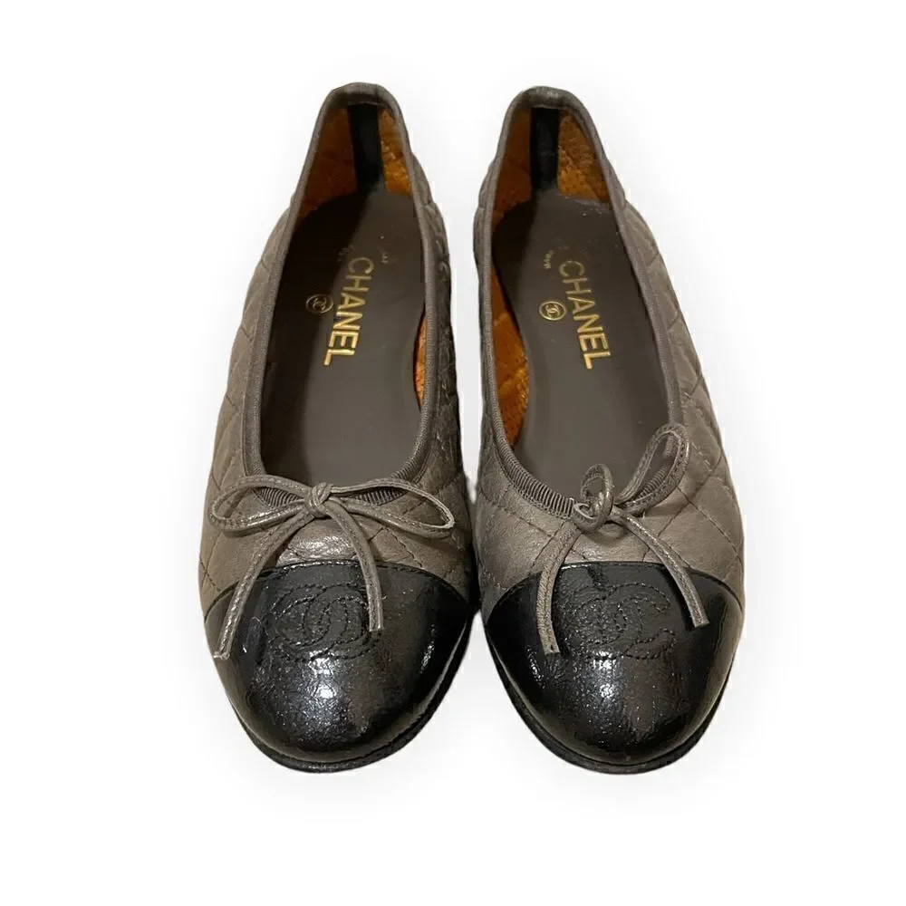 CHANEL Crumpled Calfskin/Patent Quilted CC Cap Toe Ballerina Flats |Size:38|